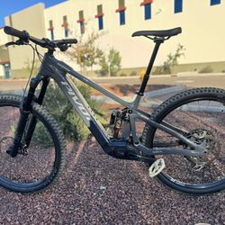 2025 Pivot Shuttle SL/AM Bosch Electronic Mountain Bike