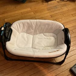 A Beautiful Graco Bassinet For A New Born.  It Can Swing To Put The Baby To Sleep ( NO SHIPPING)