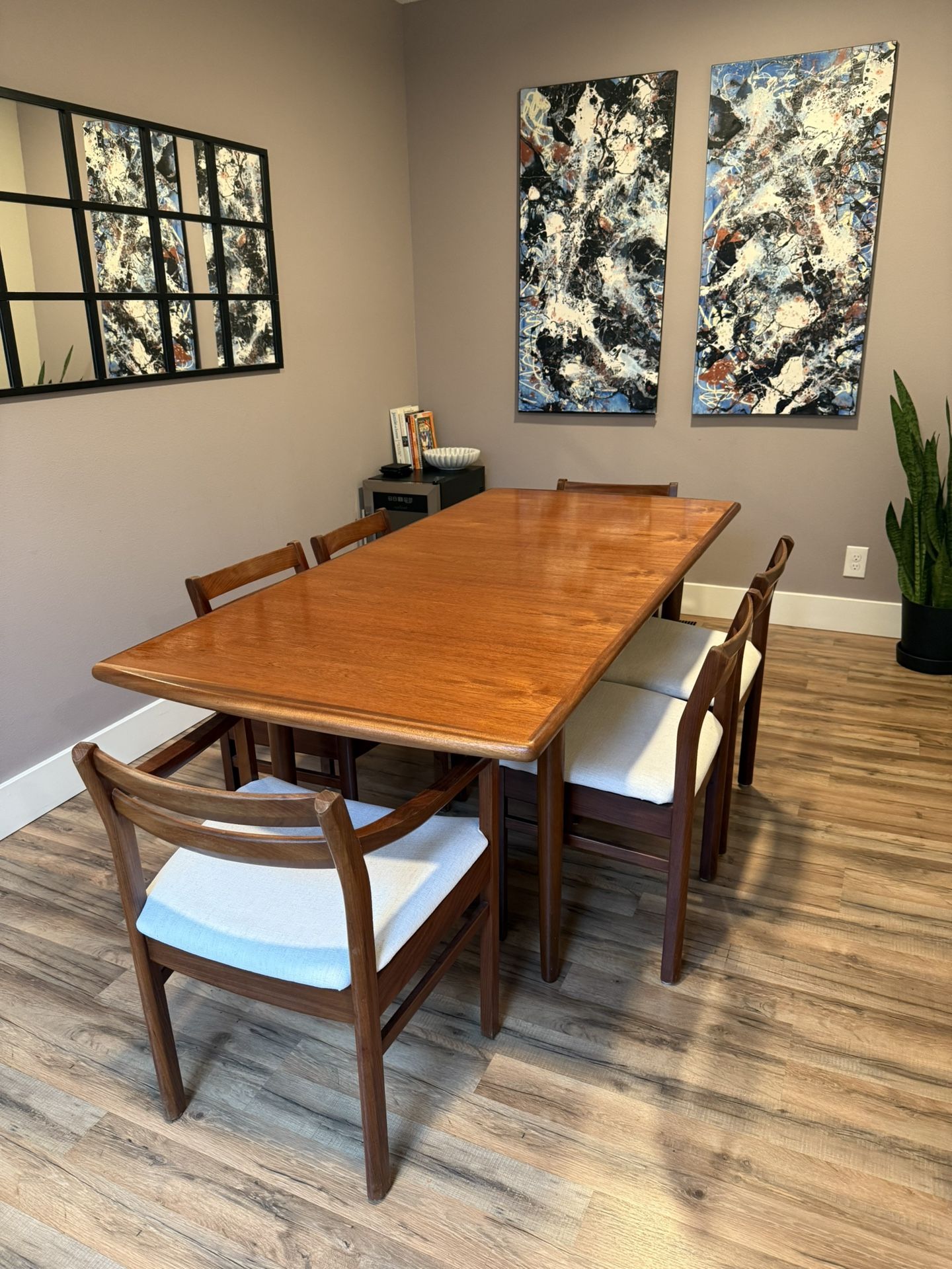 Vintage MCM Dining Table With Six Chairs