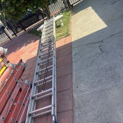 Escalera de 28 pies de aluminio, casi nuevas perfectas, condiciones muy barata