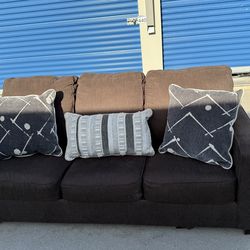 FREE DELIVERY 🚚🚛🚚 Awesome brown sofa sleeper