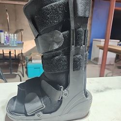 INFLATABLE WALKING BOOT  (L)