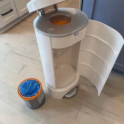 Munchkin Step Diaper Pale!  Includes 4 Refill Rings