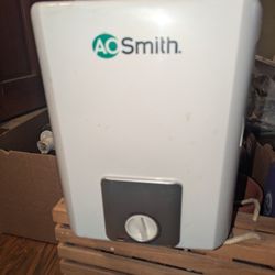 A.O. Smith Signature 100 2.5-gallon compact electric water heater 