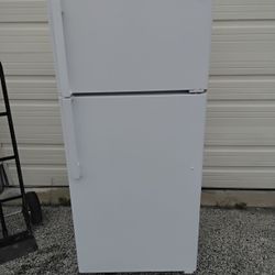 Nice White GE Apartment Or Condo Size Refrigerator And Freezer OEM New Display Model. 
