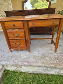 Wood  desk,good condition