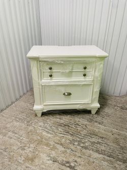 🛏️ White Nightstand | Two Built-In Power Ports 🛏️