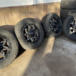 20” Fuel wheels 35 x 12.5 r20 pro comp 8 Lug