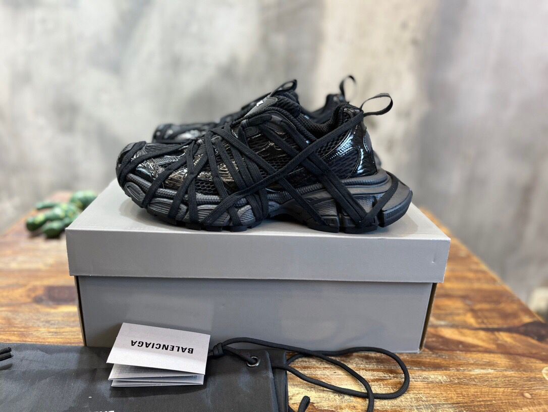 Balenciaga   Black /Size 9