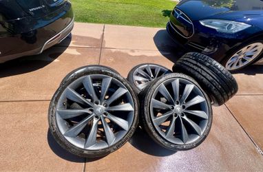 Tesla Model S 21 wheels Staggered + Spare