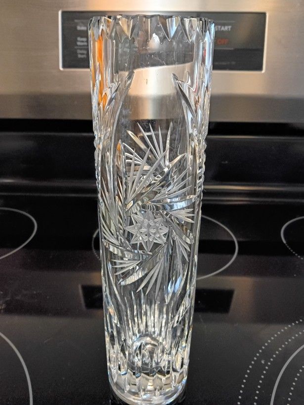 VINTAGE BRUNSWICK STAR/PINWHEEL CRYSTAL CUT VASE.