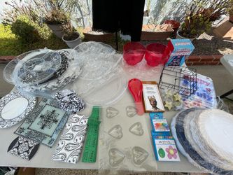Bags of party supplies sold all together cheap, some brand new: decorative plastic plates, lanterns, chocolate mold, decor, banners, balloons