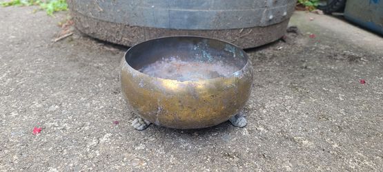 Cute Rustic Brass Planter With 3 Feet
