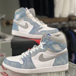 Jordan 1 Hyper Royal 