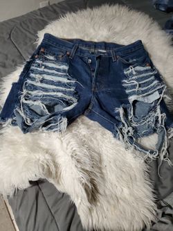 Levi  Distress Jean  Shorts 