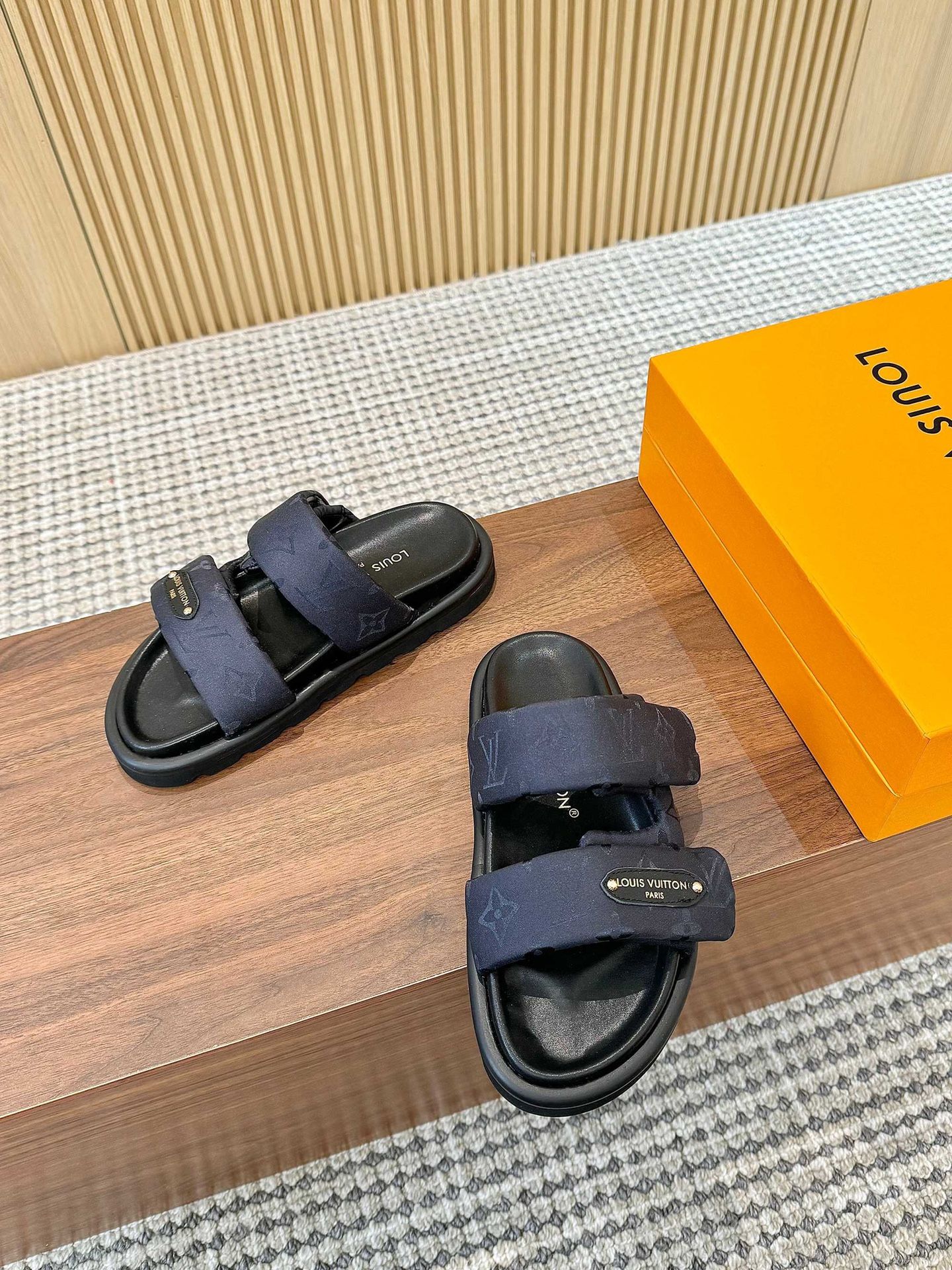 Louis Vuitton New men's and women's versatile slippers So ff