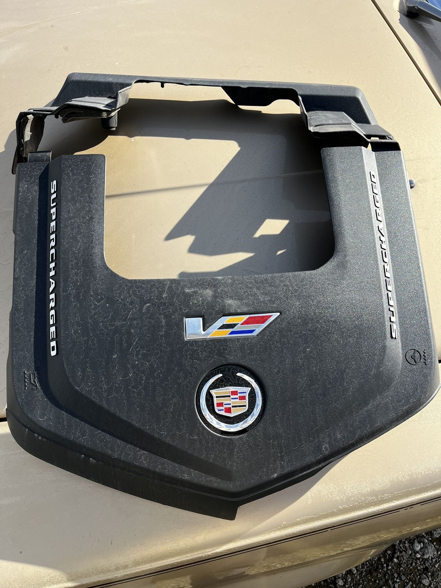 2009-15 CADILLAC CTS-V SUPERCHARGER ENGINE TRIM FUEL RAIL COVER,