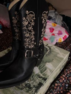 Women cowgirl boots