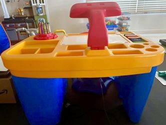 Little tikes art desk with light and swivel chair hotsell