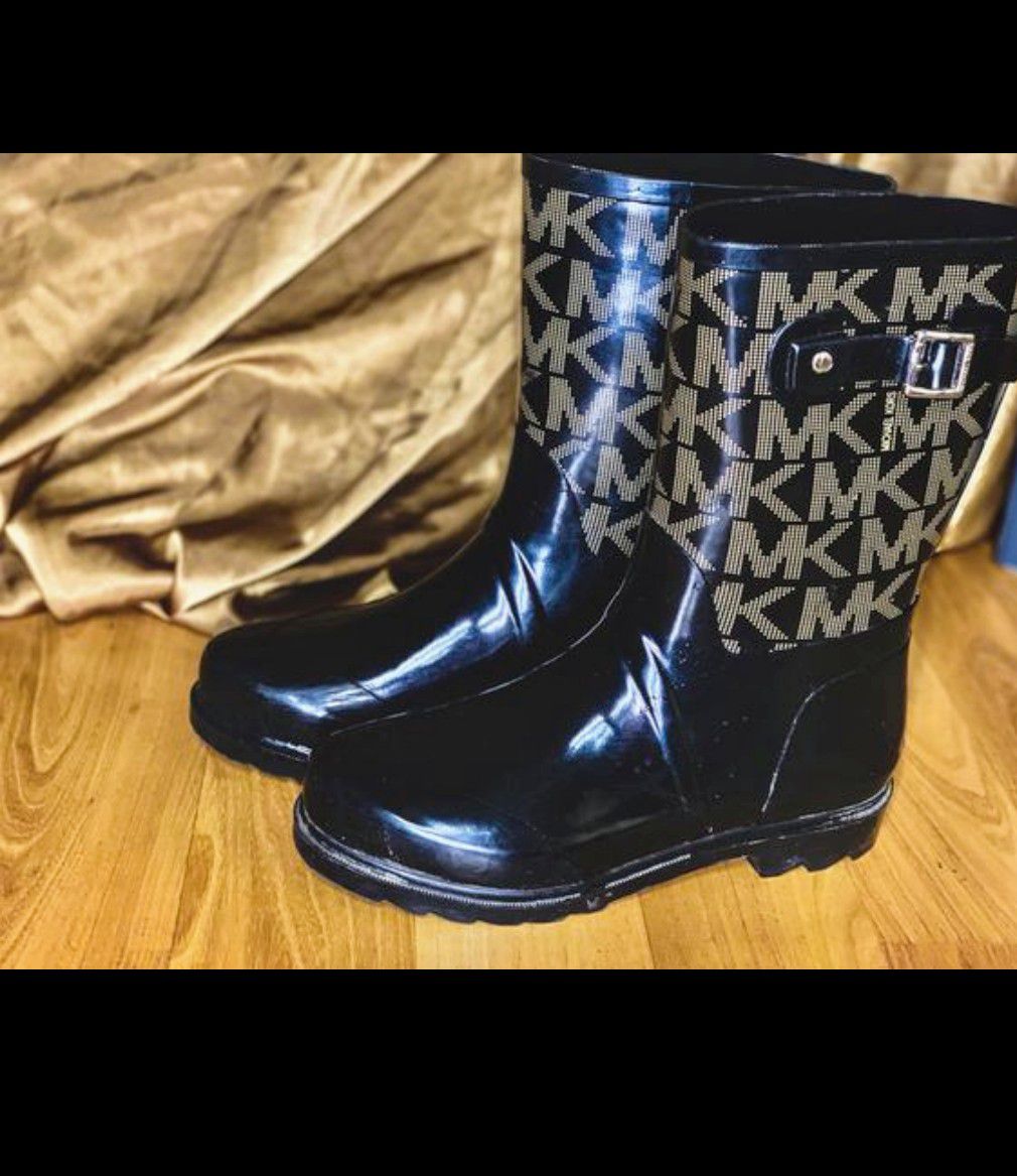 MICHEAL KORS BLACK AND GOLDISH - stylish rain-boots