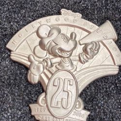 Disney Cast Exclusive 25 Year Anniversary Hollywood Studios Pin And Tin