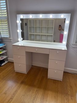 Hollywood Lighted Makeup Vanity Desk Dresser Lights, Mirror Power Outlet & USB White