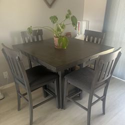 Mathis Brothers Dining Room Table With Four Chairs