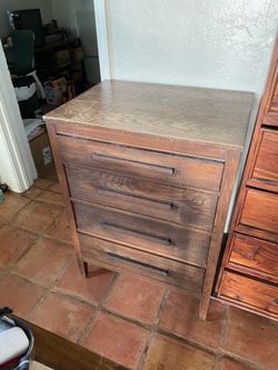 Dresser/cabinet/chest
