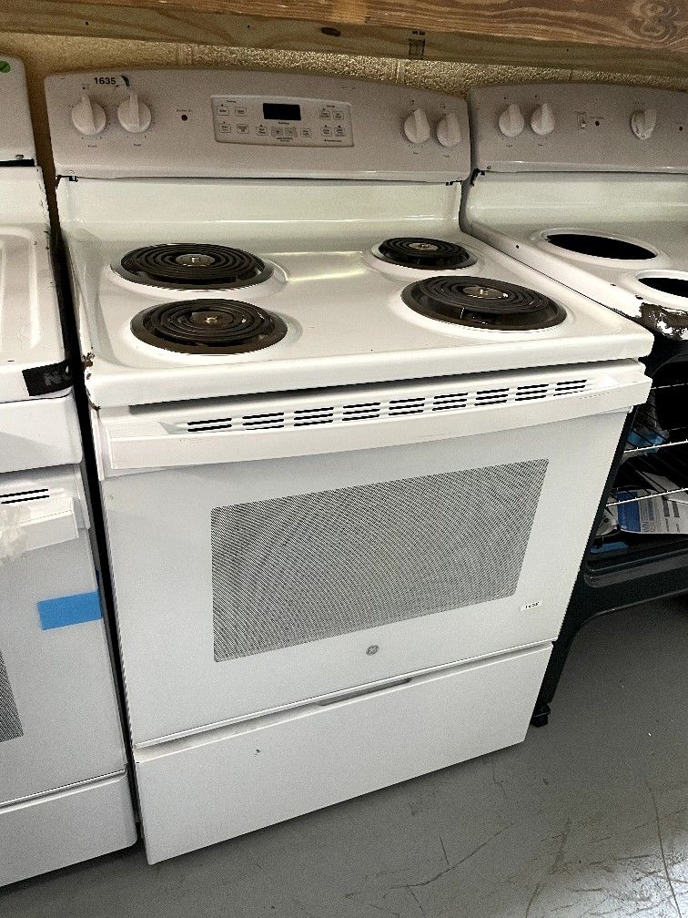 GE 30” freestanding electric stove with coils in white DENTED $225