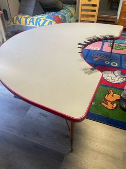 Daycare adjustable group table