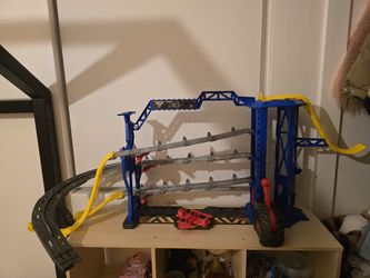 Monster Jam Garage Playset