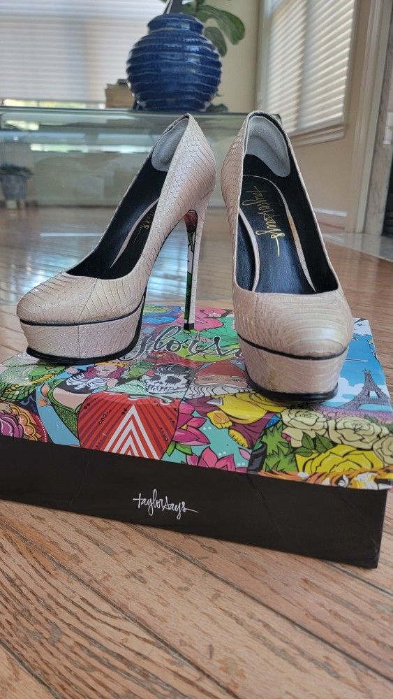 Taylor Says Snakeskin Heels