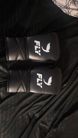 Fly boxing gloves