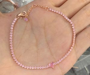 Pandora bracelet comes with logo bag