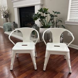 Kids Chairs set Of Two! White Kids Chair METAL ACTIVITY CHAIR DESIGNER CHAIR originally $105!!!! Looks brand new ! 