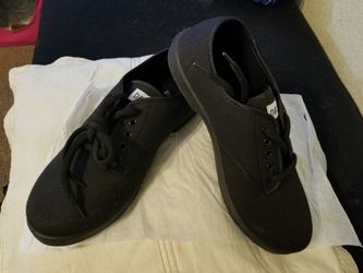 NEW SHOES 10 1/2 BLACK