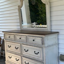 Ashley Realyn 7-Drawer Dresser with Mirror – Excellent Condition 🤍🪞
