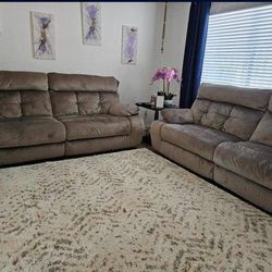 Like New Sofas With Huge Power Recliners 