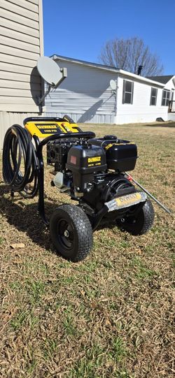 DEWALT
4400 PSI 4.0 GPM Gas Pressure Washer with 420cc Engine, Triplex Pump, Commercial Cold Water Power Washer
