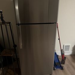 GE Stainless Steel Refrigerator – Like New (3 Months Old)