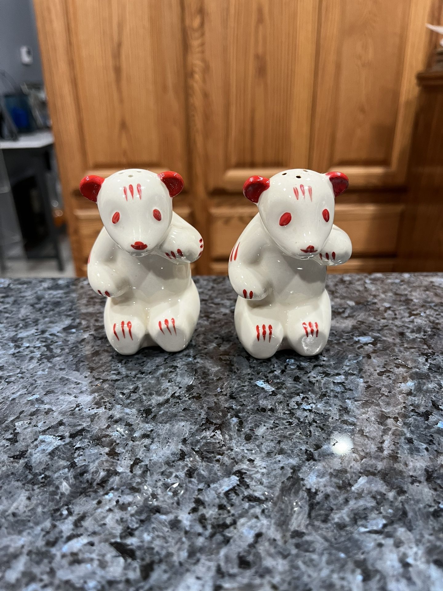 Vintages Bears 1940’s Glazed Ceramic Pair Of Salt And Pepper Shakers.  Preowned No Stoppers.  Size 3 1/2 Inches Tall 