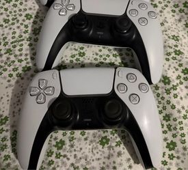 2 PlayStation 5 controllers
