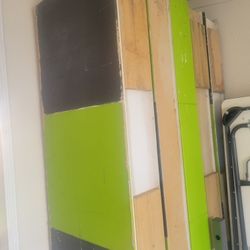 Pared armable...Yo las use para dividir una recamara ...Ya armada mide 10 pies ..Puedes poner lo pies que quieras
