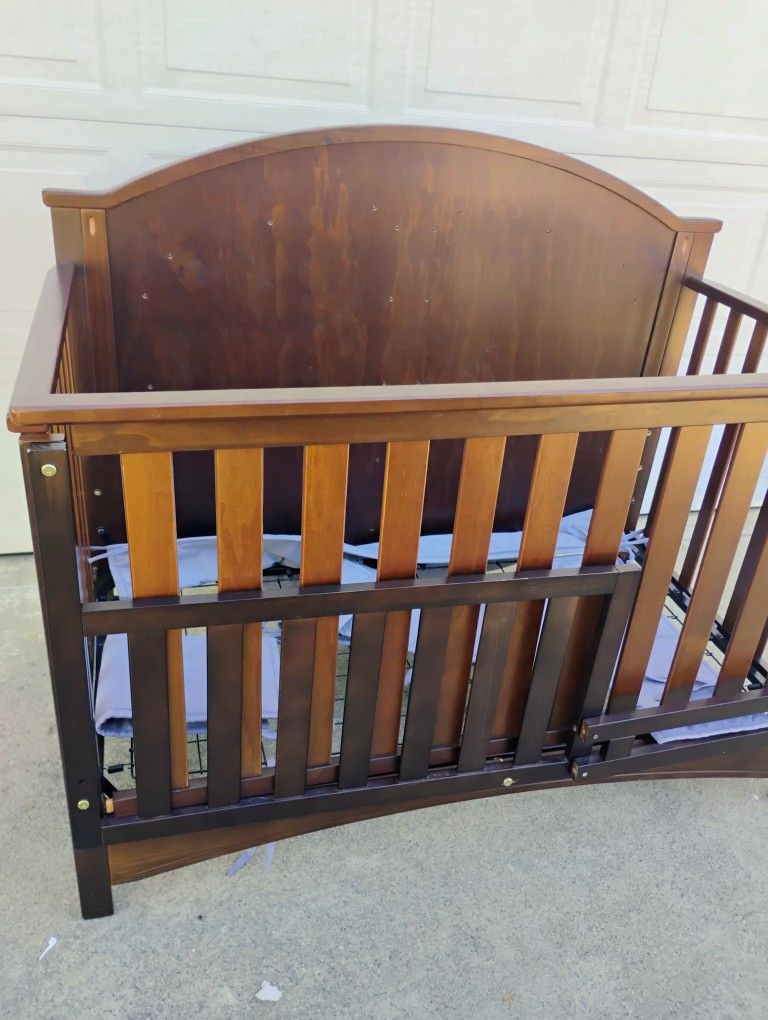 4 In 1 Convertible Crib And Toddler Bed And Day Bed And Full Size Bed