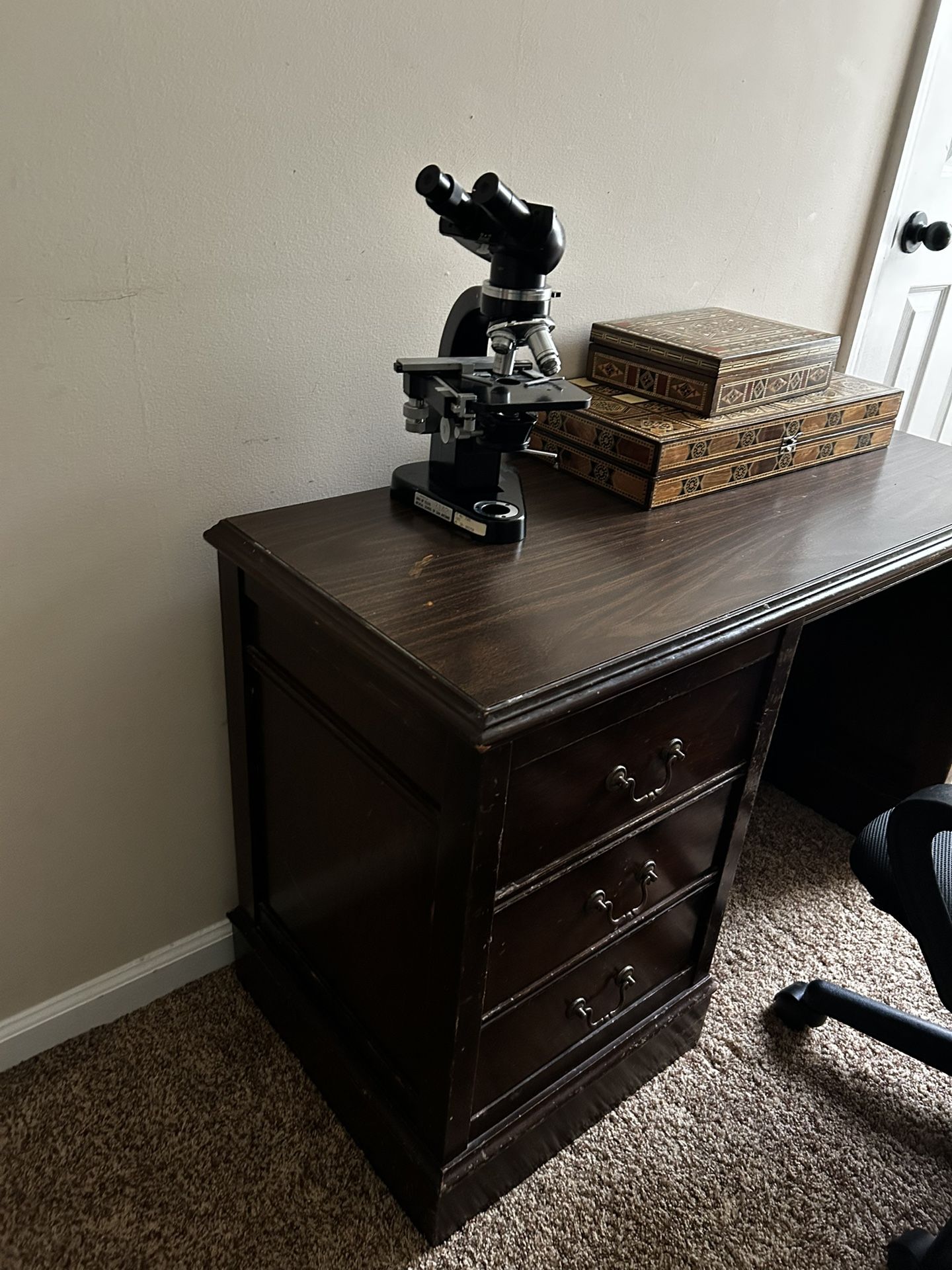Vintage-Style Children’s Desk – Sturdy & Charming!
