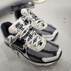 NIKE VOMERO SIZE 10.5