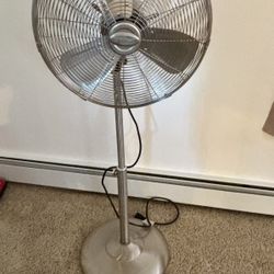 Utilitech Oscillating 3 Speed Brushed Nickel Adjustable Fan