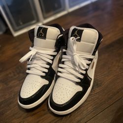 Jordan 1 Mid Patent Black White Gold 