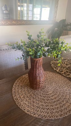 Rattan vase with artificial plant/ base de rattan con ojas artificiales