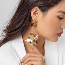 🔥European and American earrings, metal petals and flowers, niche earrings, retro and versatile, cold and elegant tassel earrings for women
